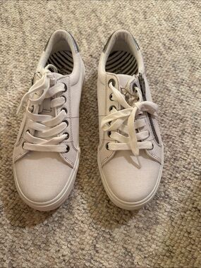Taos NEW NWOB Footwear Cream Canvas Lace-Up Sneakers with Side Zipper never worn